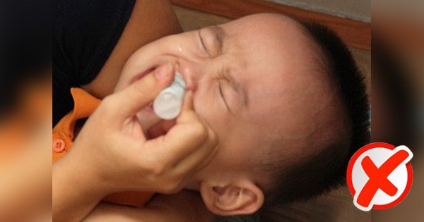 Bắt ép con rửa mũi khi con không phối hợp khiến trẻ sợ hãi, giãy dụa có thể gây viêm ngược tai giữa (Ảnh minh họa)