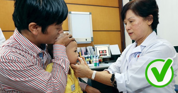PGS. TS Nguyễn Thị Ngọc Dinh rửa mũi cho bé